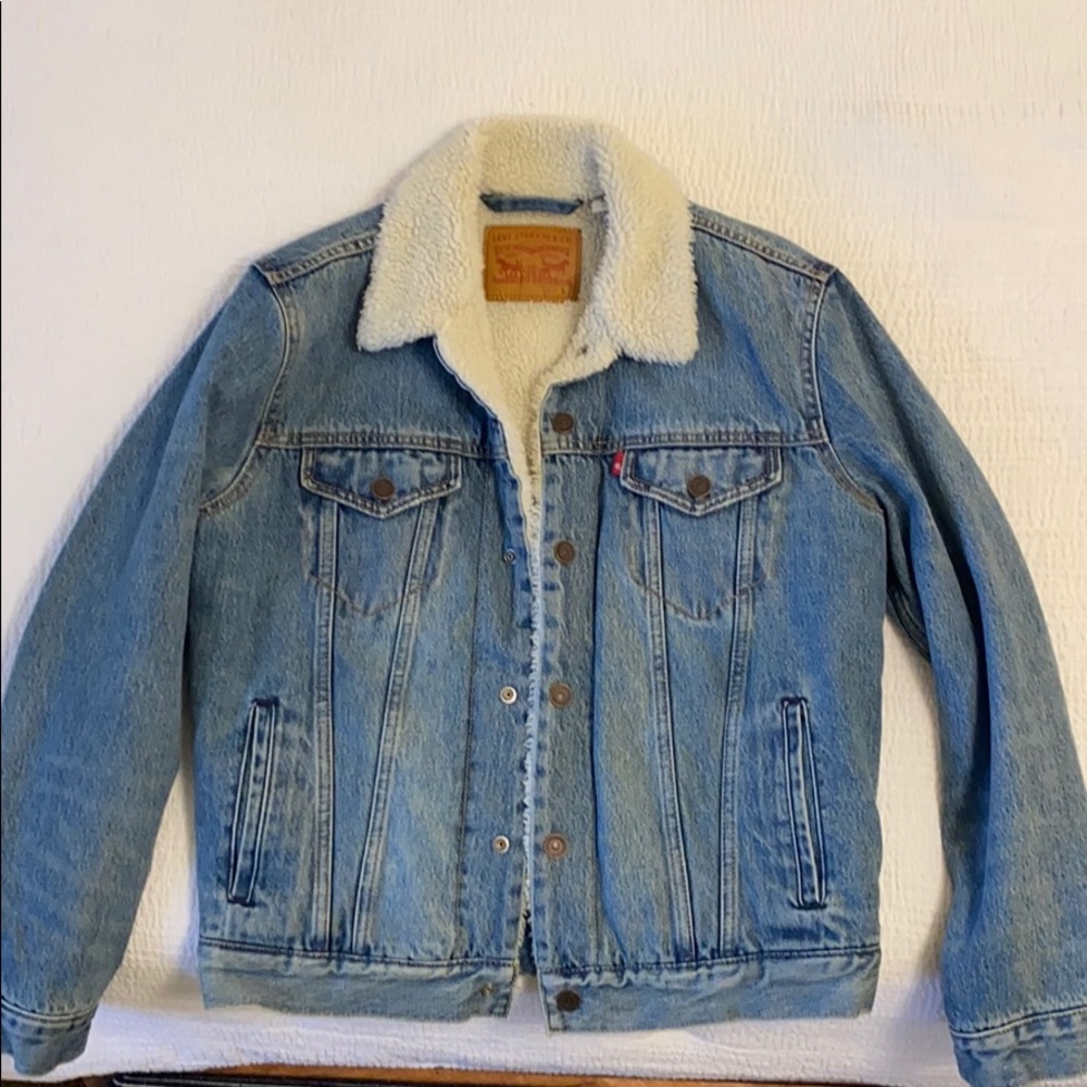 Never Worn! Levi’s Exboyfriend shearling lined!